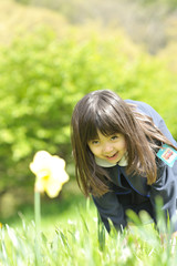 Obraz premium スイセンの花を見てる女の子