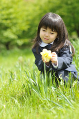 スイセンの花を見てる女の子