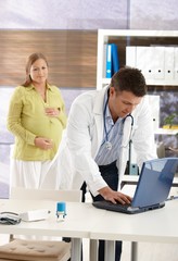 Obraz premium Pregnant woman at doctor