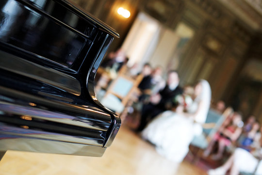 piano et mariés à la mairie