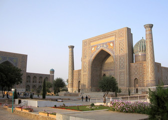 Fototapeta na wymiar Registan Samarkanda Sher-Dor Madrasah września 2007