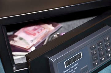Coffre fort ouvert, billets de banque et passeports