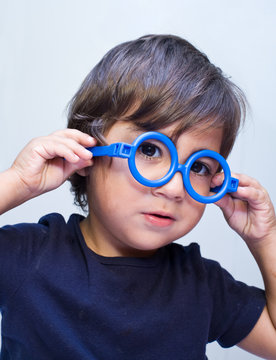 bambino con occhiali