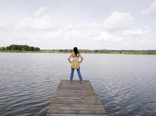Fototapeta na wymiar Frau entspannt sich am Seeufer