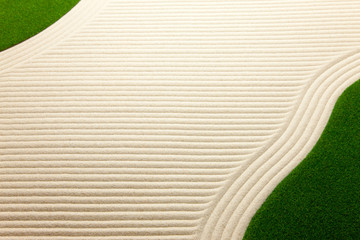 波紋の砂と緑の芝生