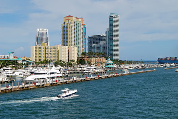 Fototapeta na wymiar Miami Beach Marina