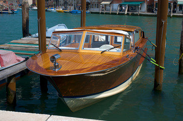 Fototapeta na wymiar Lśniące polerowane drewniana łód¼