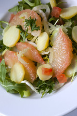 Salade, crudités, pamplemousse et diététique
