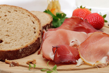 Brotzeit mit Schinken, Früchten