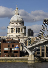 Fototapeta premium St Pauil`s Cathedral and Millennium bridge 2