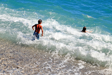 enfants jouant au milieu des vagues