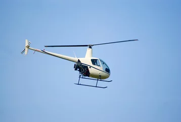 Zelfklevend Fotobehang Robinson R-22 helikopter in de lucht © meoita