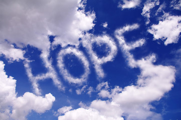 青空に浮かぶHOPEの文字