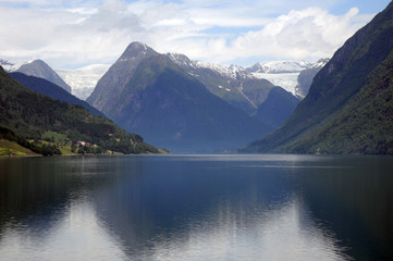 Fototapeta na wymiar Refleksje w Fjaerlandsfjord, Norwegia