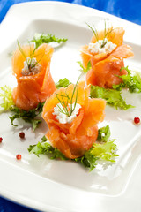 Smoked salmon eith white cheese and vegetables