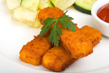 Fischstäbchen und Kartoffelsalat