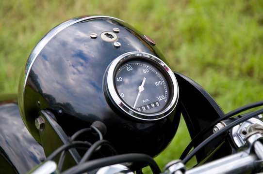 Scheinwerfer mit Tacho eines historischen Motorrades - Powered by Adobe