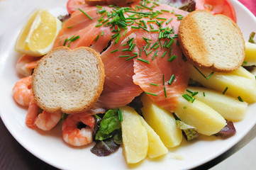 Fresh Salmon with lemon and bread