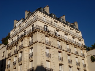 Fototapeta na wymiar Immeuble haussmannien à Paris