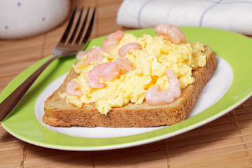 Rührei mit Schrimps auf Vollkorntoast