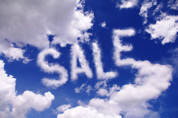 青空に浮かぶSALEの文字