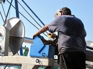 TRABAJO DE SOLDADURA EN UN BARCO PESQUERO