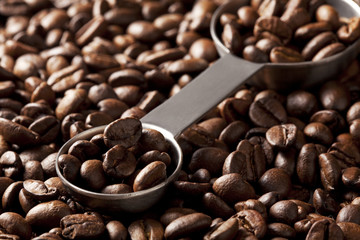 コーヒー豆と計量スプーン