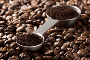 コーヒー豆と計量スプーン