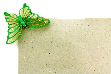 papillon vert sur carton recyclé, fond blanc