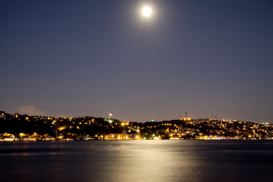 Arnavutk&ouml;y'den Ayışığında İstanbul Boğazı