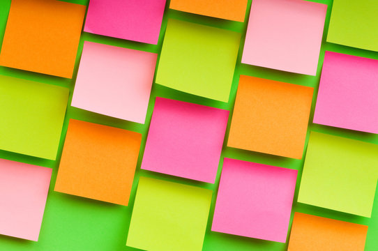 Reminder notes on the bright colorful paper © Elnur
