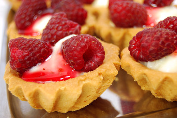 Cake with raspberries
