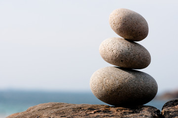 Fototapeta na wymiar dobrego samopoczucia i równowagi relaks - stosy kamieni - zen żwir