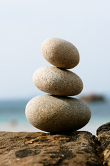 Fototapeta na wymiar Równowaga społeczna i relaks - stos kamieni - zen kamyki