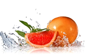 Abwaschbare Fototapete Spritzwasser auf Grapefruit mit Minze isoliert auf weiß © artjazz