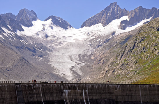 Oberaar-Gletscher und Staumauer des Oberaarsees