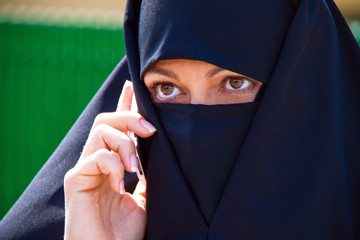 Symbolfoto Islam. Muslimische, verschleierte Frau mit Burka