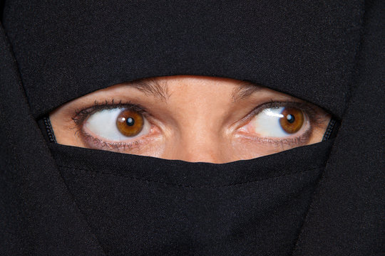 Symbolfoto Islam. Muslimische, verschleierte Frau mit Burka
