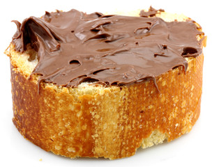 pâte à tartiner aux noisettes sur tranche de pain, fond blanc