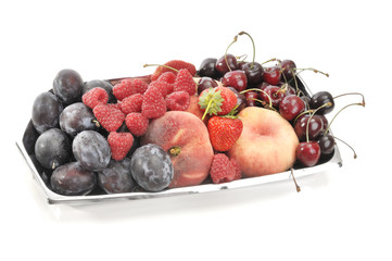 Sommerfrüchte in Waagschale