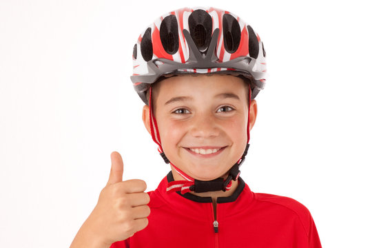 Junger Radfahrer mit Helm