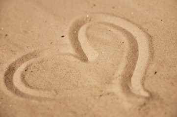 Fototapeta na wymiar Herz in den Sand gemalt