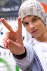 Cool blickender Jugendlicher Mann vor Graffiti
