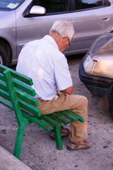 anziano sulla panchina