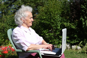 femme agée utilisant un ordinateur portable