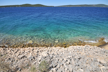 Fototapeta na wymiar Beauriful clear blue sea water on rocks