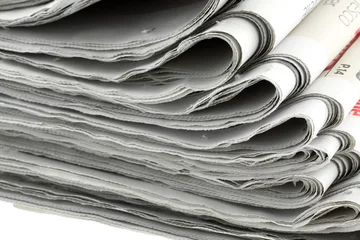 Papier Peint photo Lavable Journaux journaux empilés, fond blanc