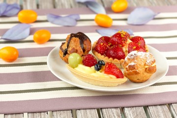 mini strawberry cakes