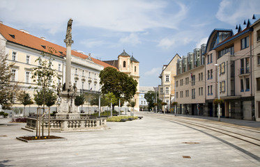 Fototapeta na wymiar Bratislava - SNP placu i ul. Mary barokowa kolumna