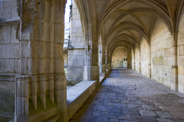 france; 85; lucon : cathédrale notre dame,évêché,cloître
